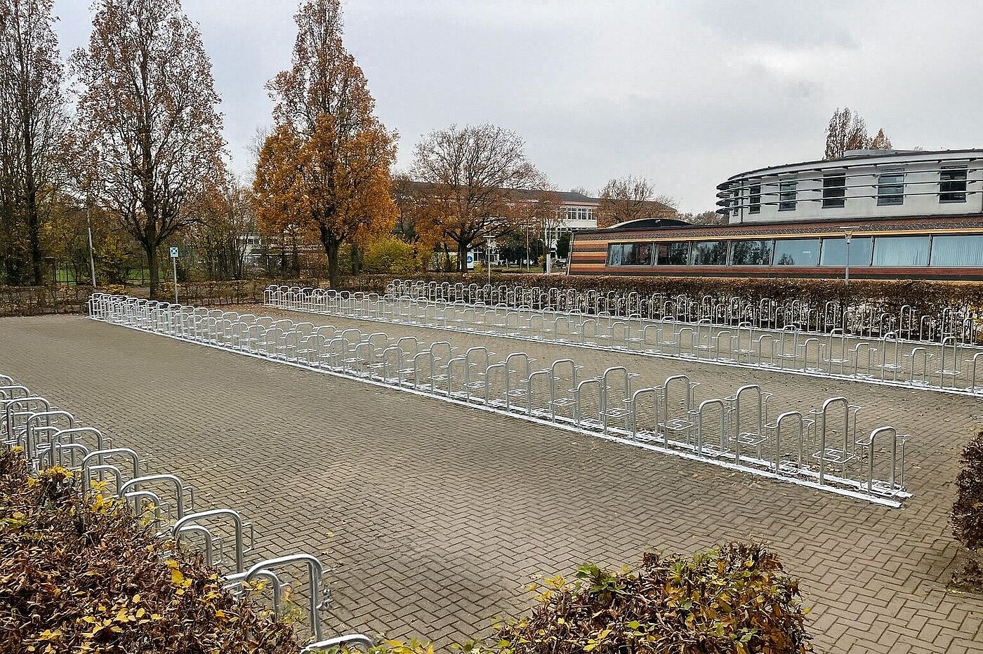 Eine Fahrradabstellanlage aus Stahl auf einem Parkplatz. 