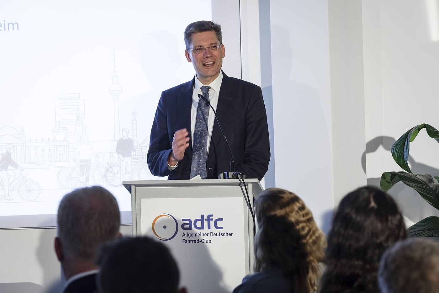Der Parlamentarische Staatssekretär im Bundesverkehrsministerium Christian Hirte (CDU) betonte, man wolle der gestiegenen Bedeutung des Fahrrads Rechnung tragen.